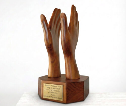 Escultura de madera manos Anglo American