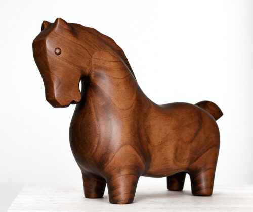 Escultura de madera caballo corto