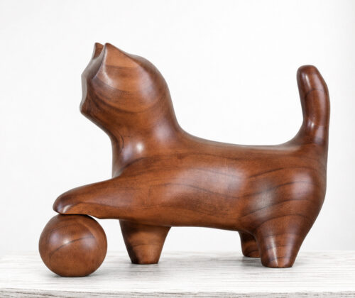 Escultura de madera gato niño