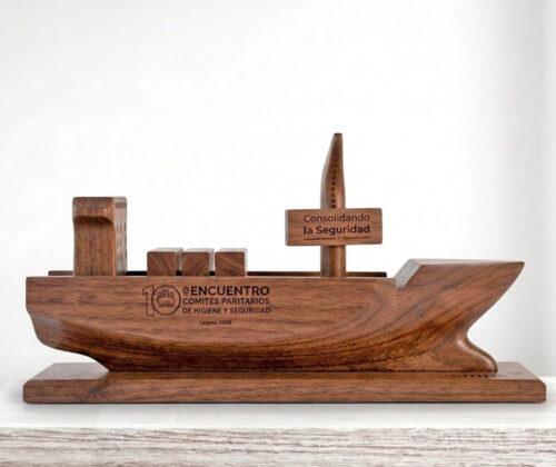 Escultura de madera Barco Comité Paritario CMPC