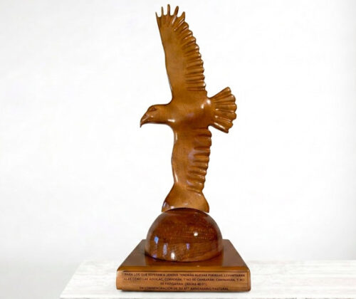 Escultura de madera águila de los vientos