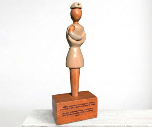 Escultura en madera hospital enfermera