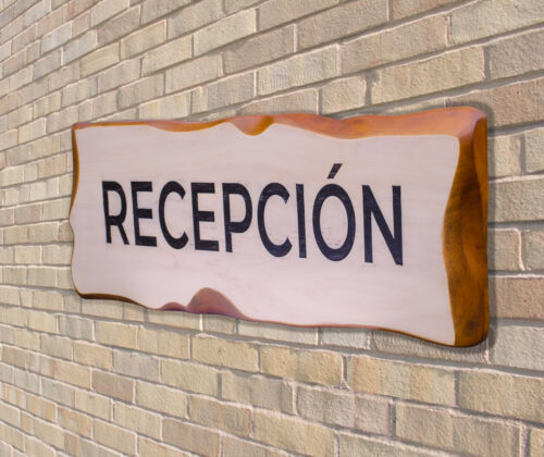 Escultura letrero recepción