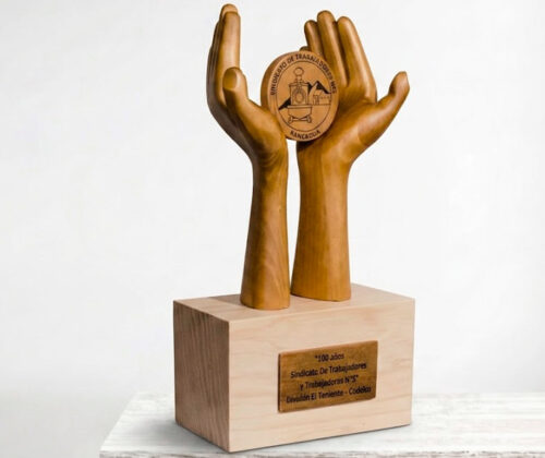 Escultura de madera manos cerradas