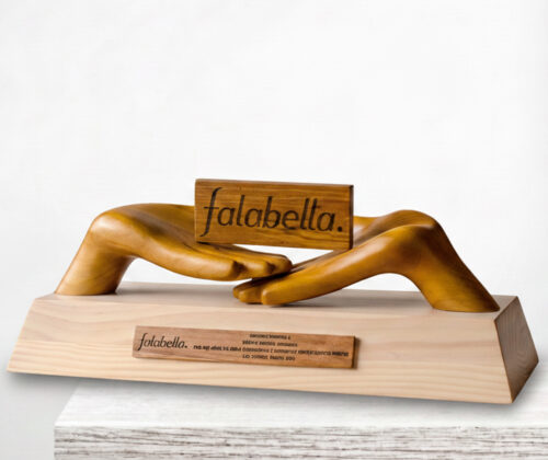 Escultura de madera manos en posición