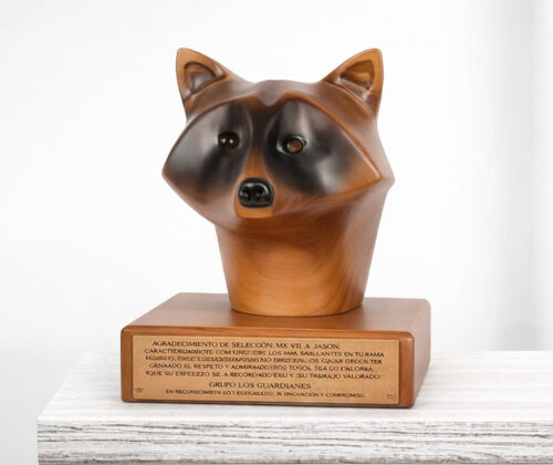 Escultura en madera mapache en base