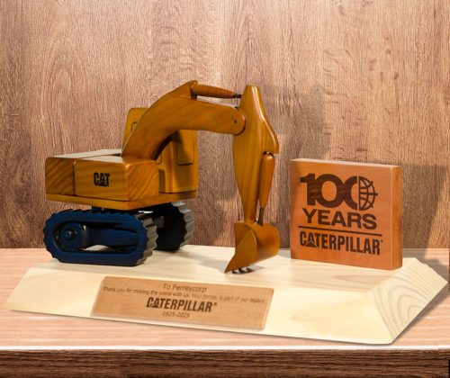 Escultura en madera 100 años Caterpillar - Imagen 2