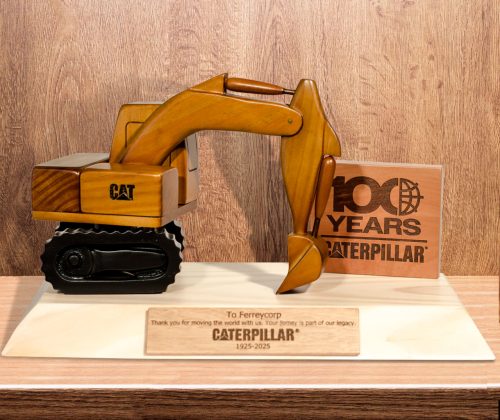 Escultura en madera 100 años Caterpillar