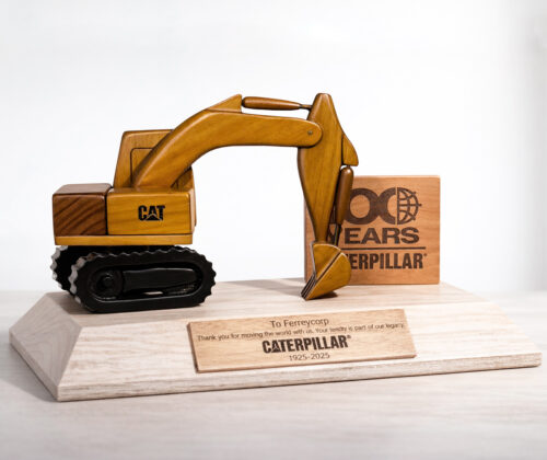Escultura en madera 100 años Caterpillar