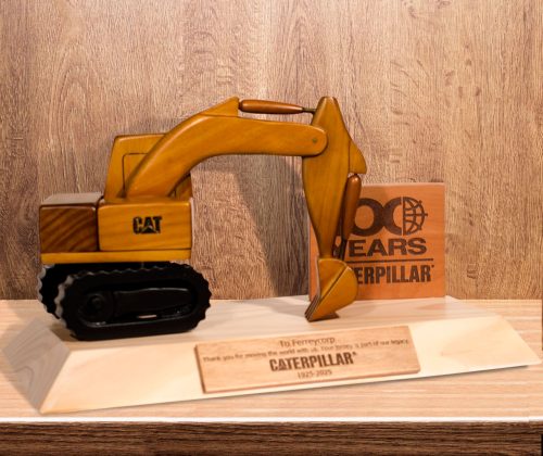 Escultura en madera 100 años Caterpillar - Imagen 3