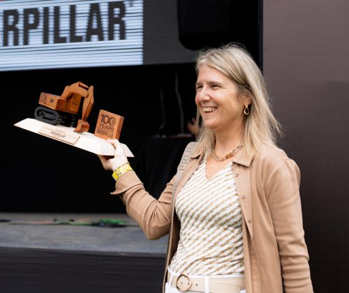 Escultura en madera 100 años Caterpillar - Imagen 4
