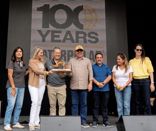 Escultura en madera 100 años Caterpillar - Imagen 6
