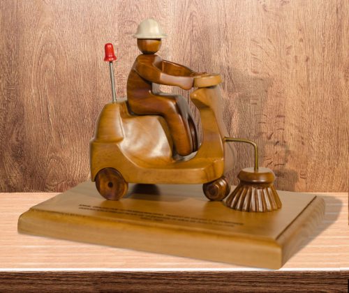 Escultura en madera fregadora industrial