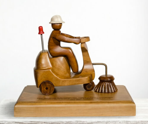 Escultura en madera fregadora industrial