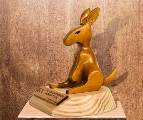 Escultura en madera canguro forestal ITI - Imagen 3