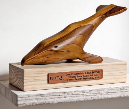Esculturas en madera ballena azul premio anual FEDETUR