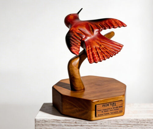 Esculturas en madera colibri Juan Fernandez premio anual FEDETUR