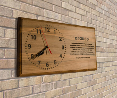 Escultura en madera mural con reloj