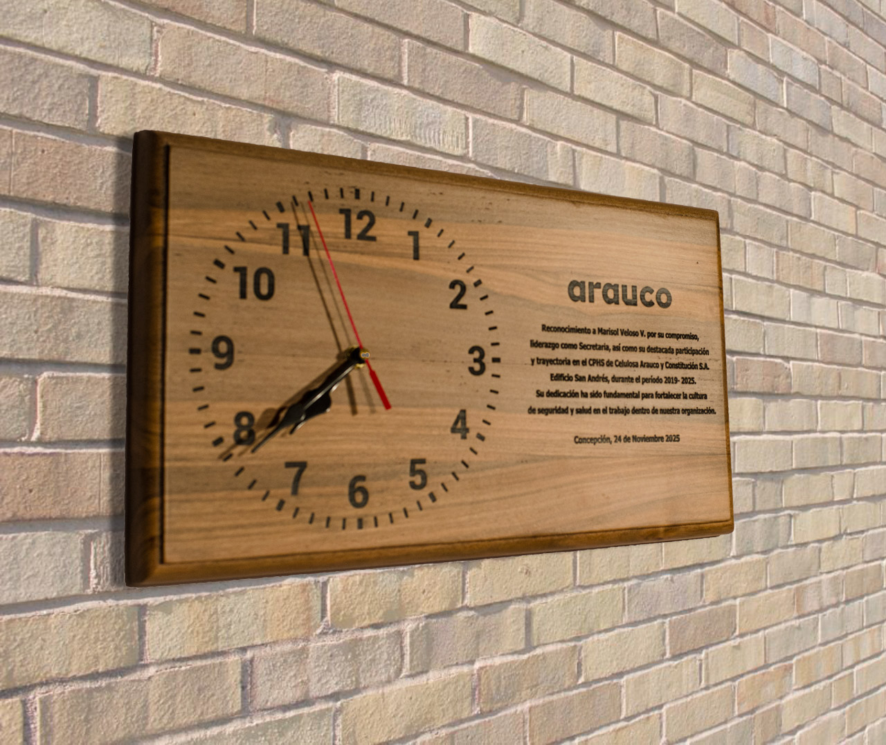 Escultura en madera mural con reloj