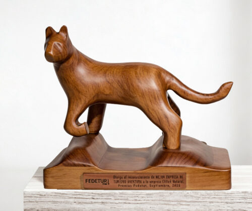 Esculturas en madera puma premio anual FEDETUR