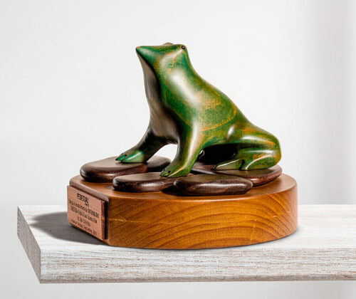 Esculturas en madera ranita de Darwin premio anual FEDETUR