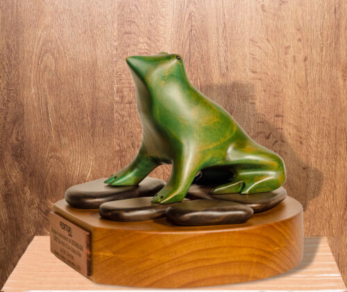 Esculturas en madera ranita de Darwin premio anual FEDETUR