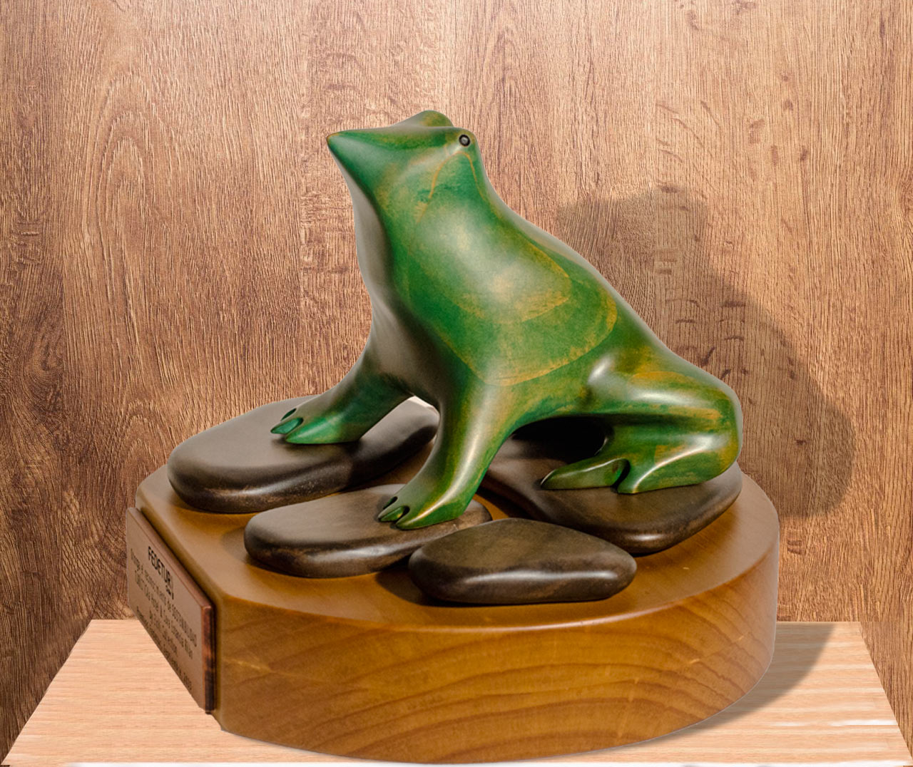 Esculturas en madera ranita de Darwin premio anual FEDETUR - Imagen 2