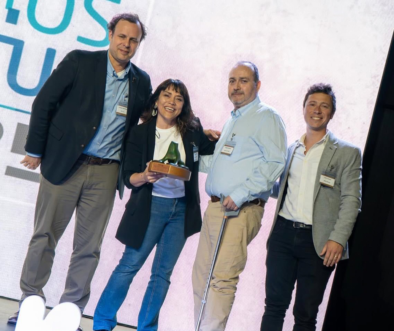 Esculturas en madera ranita de Darwin premio anual FEDETUR - Imagen 3