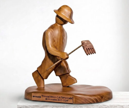 Escultura de madera brigadista Arauco