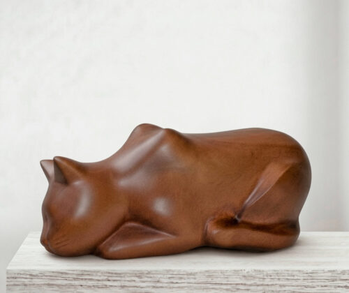 Escultura de madera gato acostado