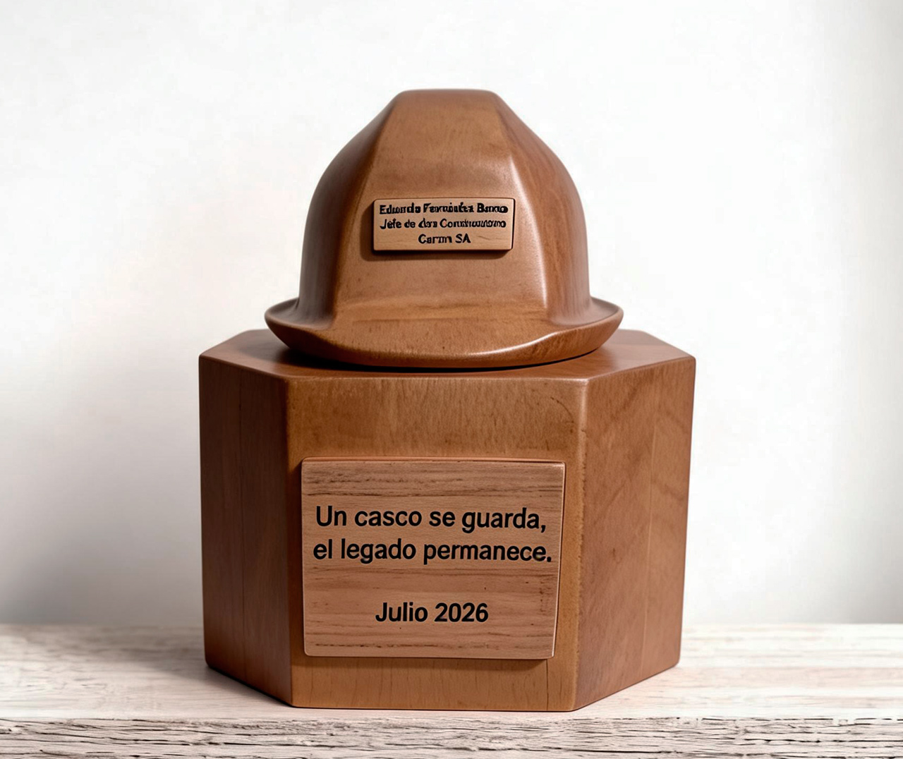 Esculturas de madera casco en base - Imagen 2